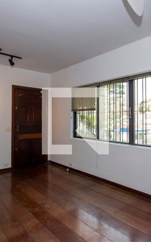 Casa à venda com 261m², 4 quartos e 4 vagasSala