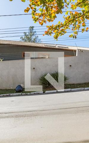 Casa de condomínio à venda com 450m², 4 quartos e 4 vagas Casa de condomínio à venda com 450m², 4 quartos e 4 vagasFachada