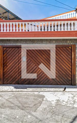Casa à venda com 130m², 2 quartos e 2 vagas Casa à venda com 130m², 2 quartos e 2 vagasFachada