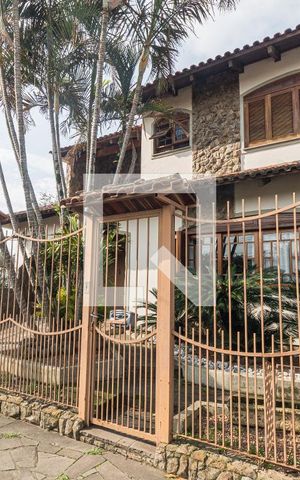 Casa à venda com 298m², 4 quartos e 2 vagasFachata