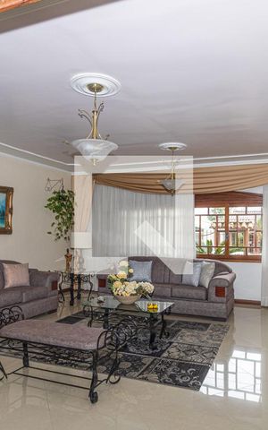 Casa à venda com 298m², 4 quartos e 2 vagasSala