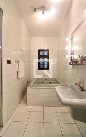 Casa à venda com 235m², 3 quartos e 4 vagasBanheiro do Quarto 1 - Suíte