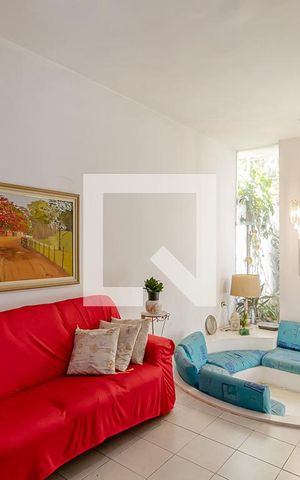 Casa à venda com 250m², 3 quartos e 2 vagas Casa à venda com 250m², 3 quartos e 2 vagasSala