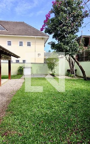 Casa de condomínio à venda com 250m², 5 quartos e 2 vagas Casa de condomínio à venda com 250m², 5 quartos e 2 vagasQuintal