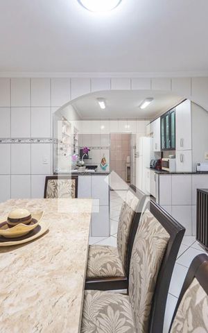 Casa à venda com 202m², 4 quartos e 2 vagas Casa à venda com 202m², 4 quartos e 2 vagasCozinha