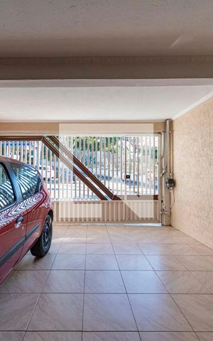 Casa à venda com 202m², 4 quartos e 2 vagas Casa à venda com 202m², 4 quartos e 2 vagasGaragem