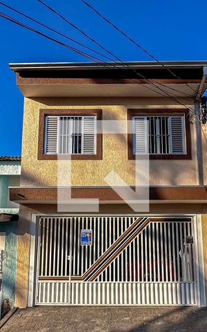 Casa à venda com 202m², 4 quartos e 2 vagas Casa à venda com 202m², 4 quartos e 2 vagasFachada