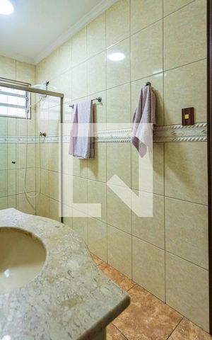 Casa à venda com 202m², 4 quartos e 2 vagas Casa à venda com 202m², 4 quartos e 2 vagasBanheiro