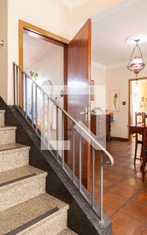 Casa à venda com 190m², 4 quartos e 3 vagas Casa à venda com 190m², 4 quartos e 3 vagasEscadas
