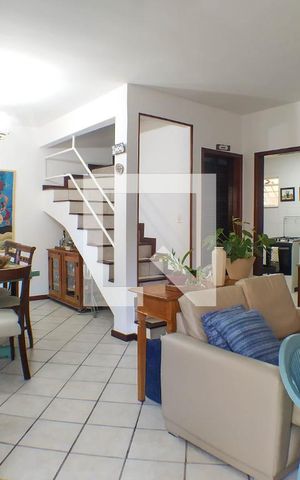 Casa de condomínio à venda com 180m², 4 quartos e 2 vagas Casa de condomínio à venda com 180m², 4 quartos e 2 vagasSala