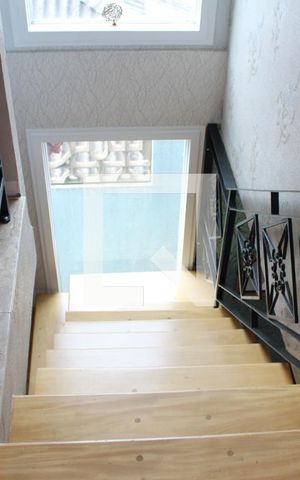 Casa à venda com 200m², 3 quartos e 3 vagasEscada