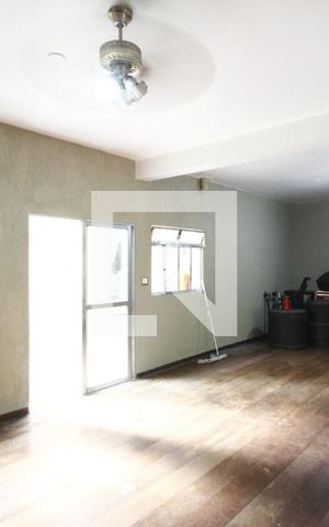 Casa à venda com 200m², 4 quartos e 2 vagasQuarto Fundos