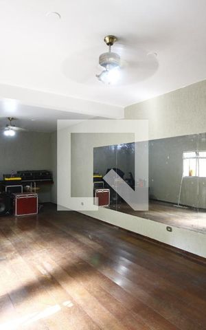 Casa à venda com 200m², 4 quartos e 2 vagasQuarto Fundos