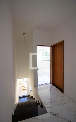 Casa à venda com 250m², 3 quartos e 2 vagas Casa à venda com 250m², 3 quartos e 2 vagasHall