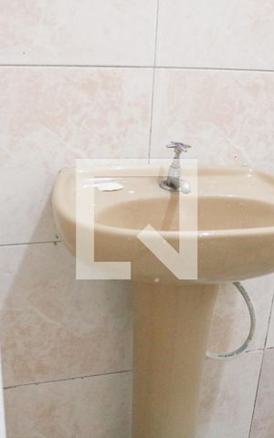 Casa para alugar com 60m², 1 quarto e sem vaga Casa para alugar com 60m², 1 quarto e sem vagaBanheiro