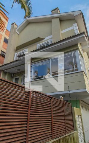 Casa de condomínio à venda com 195m², 3 quartos e 2 vagas Casa de condomínio à venda com 195m², 3 quartos e 2 vagasFachada