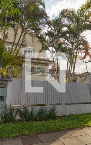 Casa de condomínio à venda com 195m², 3 quartos e 2 vagas Casa de condomínio à venda com 195m², 3 quartos e 2 vagasFachada