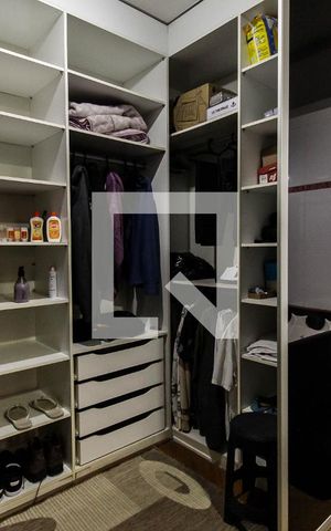 Casa à venda com 250m², 2 quartos e 4 vagas Casa à venda com 250m², 2 quartos e 4 vagasCloset da Suíte