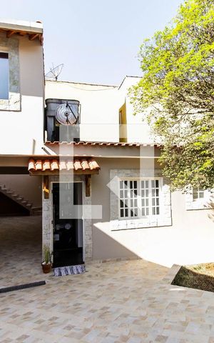 Casa à venda com 250m², 2 quartos e 4 vagas Casa à venda com 250m², 2 quartos e 4 vagasGaragem