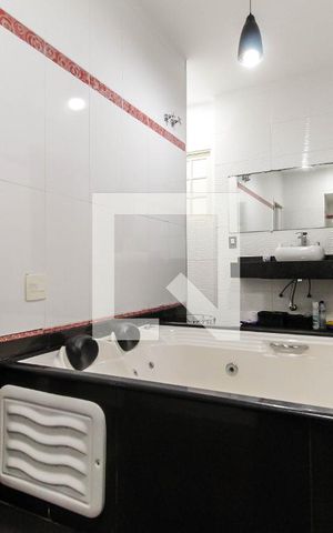 Casa à venda com 250m², 2 quartos e 4 vagas Casa à venda com 250m², 2 quartos e 4 vagasBanheiro da Suíte