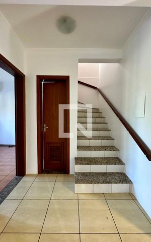 Casa à venda com 140m², 4 quartos e 2 vagas Casa à venda com 140m², 4 quartos e 2 vagasEscada