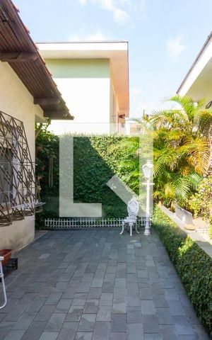 Casa à venda com 249m², 4 quartos e 3 vagas Casa à venda com 249m², 4 quartos e 3 vagasQuintal