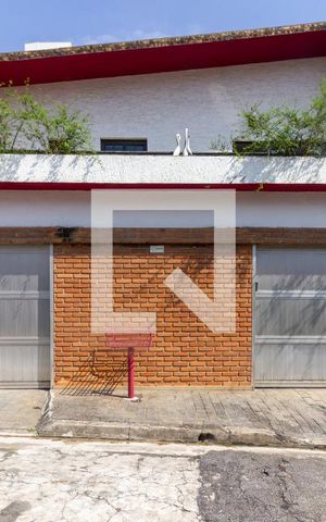 Casa à venda com 249m², 4 quartos e 3 vagas Casa à venda com 249m², 4 quartos e 3 vagasFachada