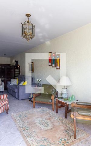 Casa à venda com 249m², 4 quartos e 3 vagas Casa à venda com 249m², 4 quartos e 3 vagasSala