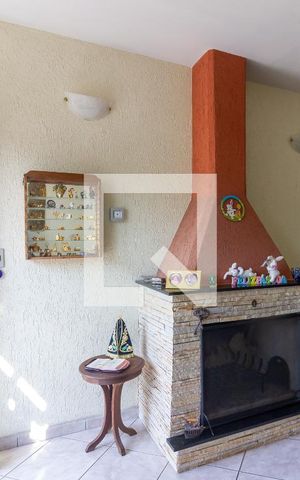Casa à venda com 249m², 4 quartos e 3 vagas Casa à venda com 249m², 4 quartos e 3 vagasSala