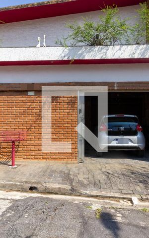 Casa à venda com 249m², 4 quartos e 3 vagas Casa à venda com 249m², 4 quartos e 3 vagasFachada
