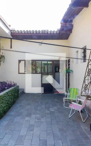 Casa à venda com 249m², 4 quartos e 3 vagas Casa à venda com 249m², 4 quartos e 3 vagasQuintal