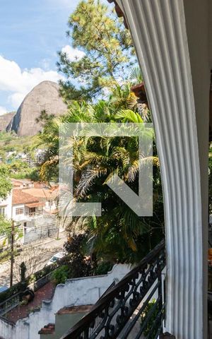 Casa à venda com 480m², 4 quartos e 2 vagasVaranda (segundo andar)