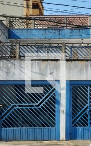 Casa à venda com 120m², 4 quartos e 2 vagas Casa à venda com 120m², 4 quartos e 2 vagasFachada