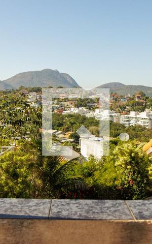 Casa de condomínio à venda com 720m², 6 quartos e 6 vagas Casa de condomínio à venda com 720m², 6 quartos e 6 vagasVista