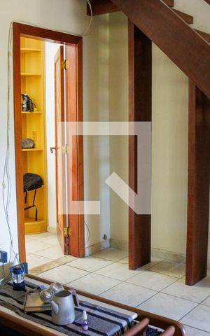 Casa de condomínio à venda com 720m², 6 quartos e 6 vagas Casa de condomínio à venda com 720m², 6 quartos e 6 vagasEscada