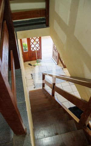 Casa de condomínio à venda com 720m², 6 quartos e 6 vagas Casa de condomínio à venda com 720m², 6 quartos e 6 vagasEscada