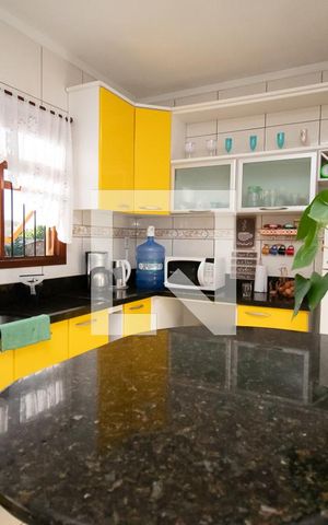 Casa à venda com 320m², 5 quartos e 2 vagas Casa à venda com 320m², 5 quartos e 2 vagascozinha
