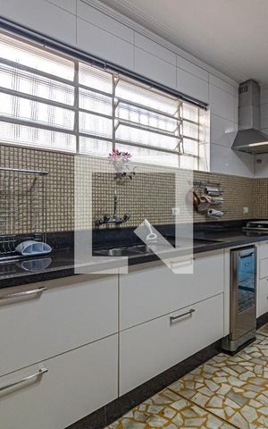 Casa à venda com 540m², 5 quartos e 5 vagas Casa à venda com 540m², 5 quartos e 5 vagasCozinha