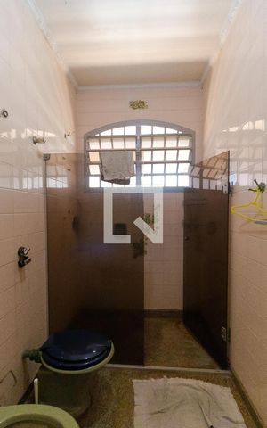 Casa para alugar com 660m², 4 quartos e 4 vagas Casa para alugar com 660m², 4 quartos e 4 vagasBanheiro da Suíte 3