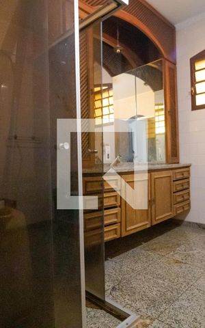 Casa para alugar com 660m², 4 quartos e 4 vagas Casa para alugar com 660m², 4 quartos e 4 vagasBanheiro da Suíte 4