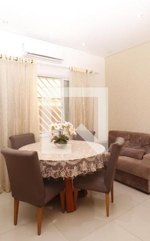 Casa para alugar com 220m², 3 quartos e 4 vagasSala