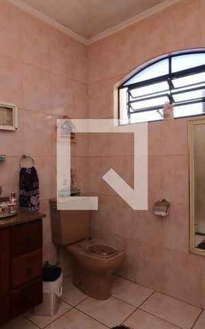 Casa à venda com 100m², 4 quartos e 2 vagasBanheiro da Suite