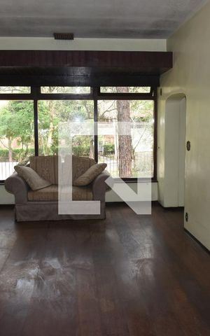 Casa à venda com 440m², 4 quartos e 5 vagasSala