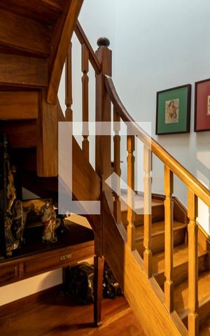 Casa à venda com 130m², 2 quartos e 1 vaga Casa à venda com 130m², 2 quartos e 1 vagaEscada