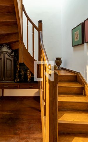 Casa à venda com 130m², 2 quartos e 1 vaga Casa à venda com 130m², 2 quartos e 1 vagaEscada
