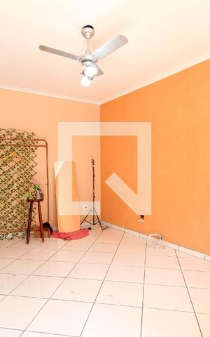 Casa à venda com 130m², 3 quartos e sem vaga Casa à venda com 130m², 3 quartos e sem vagaSala