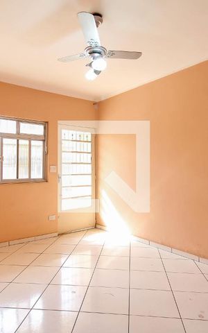 Casa à venda com 130m², 3 quartos e sem vaga Casa à venda com 130m², 3 quartos e sem vagaSala