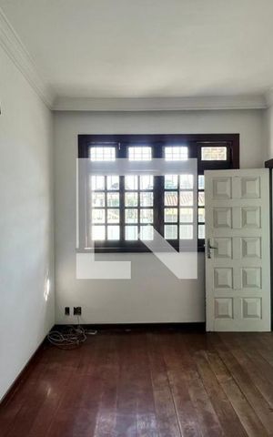 Casa à venda com 242m², 3 quartos e 2 vagas Casa à venda com 242m², 3 quartos e 2 vagasSala