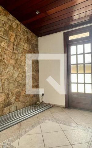 Casa à venda com 242m², 3 quartos e 2 vagas Casa à venda com 242m², 3 quartos e 2 vagasSala