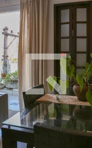 Casa à venda com 160m², 3 quartos e 2 vagas Casa à venda com 160m², 3 quartos e 2 vagasSala